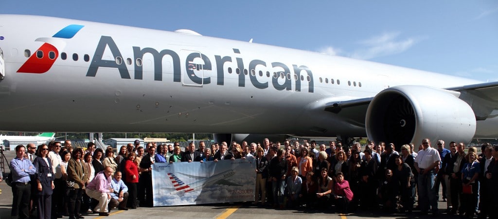 American Airlines (USA) placée sous la loi de protection des faillites (le fameux chapitre 11) 3ème transporteur au monde vient de se voir refuser une fusion avec US Airways par le Département de la Justice (DoJ) qui aurait fait elle le plus gros transporteur au Monde avec plus de 1550 avions. Procés Etat contre les deux Compagnies Aériennes en Nov 2013 ou Janvie r 2014. Affaire à suivre. Sur la photo des invités sur un vol de livraison d'un Boeing 777-300 ER.