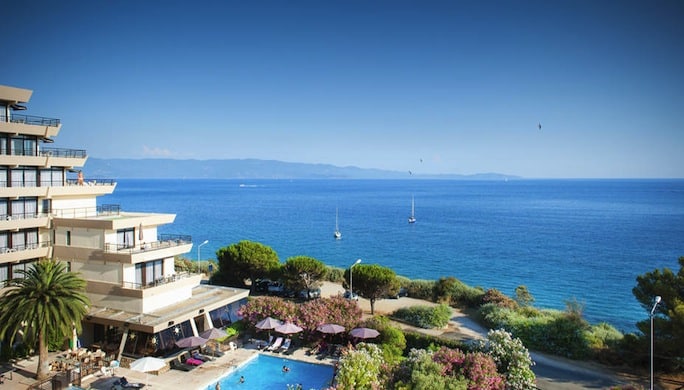 546959_928_456_FSImage_1_Residence_Les_Calanques-_Phototheque_2013_-_exterieurs_-__RESIDENCE_10