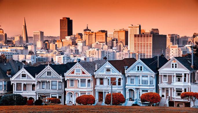 Victorian-homes-on-Steiner-Street-and-the-San-Francisco-skyline-from-Alamo-Square-Park