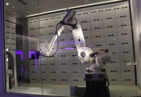 yotel_yobot_luggage_robot-5170818