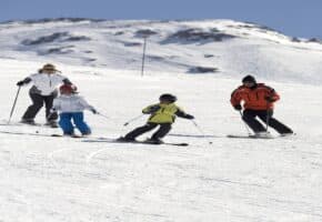Famille ! Un grand casting pour vous apprendre à skier !