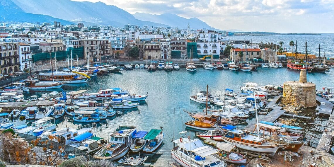 port mer bateaux ville côtière