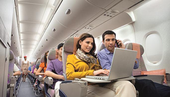 2 passagers d'un avion regardant l'ordinateur portable