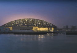 Le Louvre Abu Dhabi, des années d'Histoire dans un musée spectaculaire