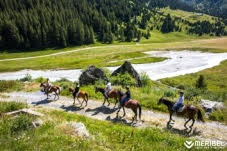 MÉRIBEL (Savoie) : Le grand air en famille