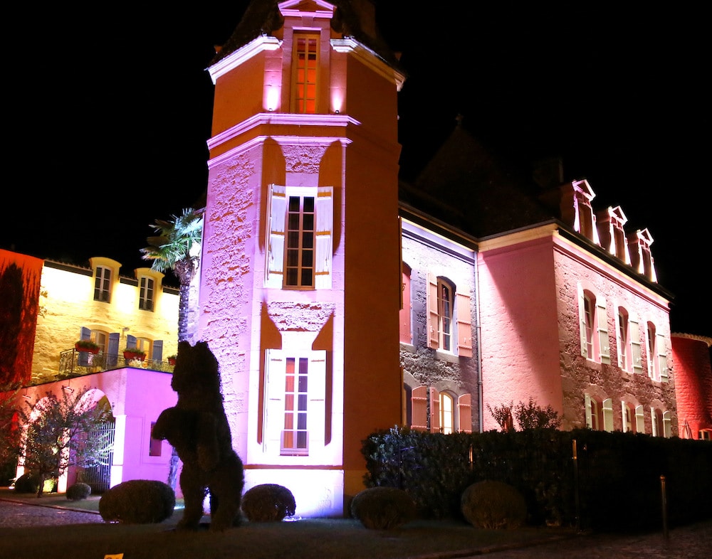 Château STELSIA : Œuvre d’art dans un écrin vert.