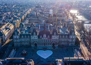 Paris je t'aime toujours , œuvre éphémère de 900m2 le Parvis de l'Hôtel de Ville.