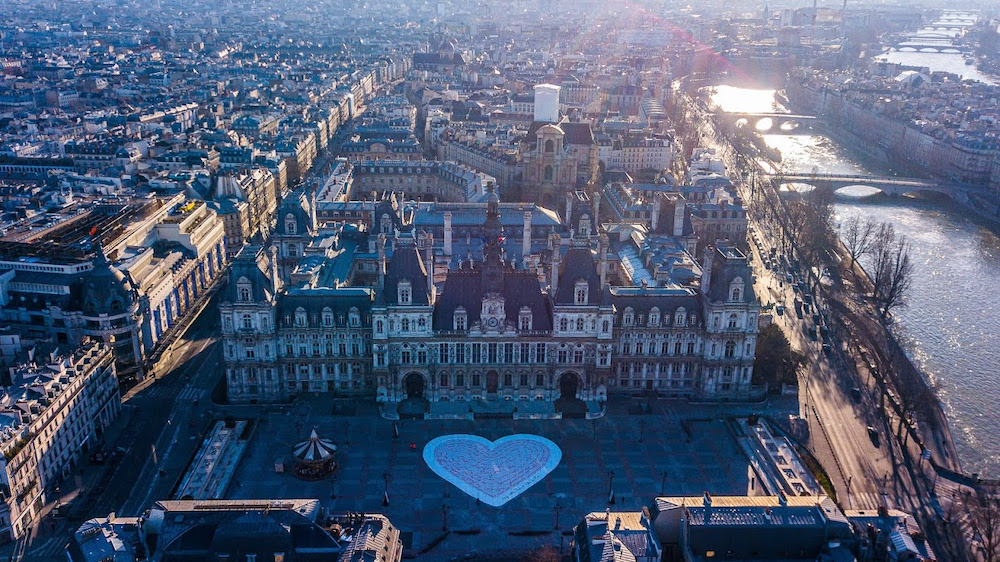Paris je t'aime toujours , œuvre éphémère de 900m2 le Parvis de l'Hôtel de Ville.