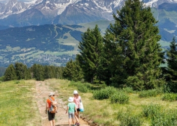 Enfants à la rencontre des marmottes à Megève