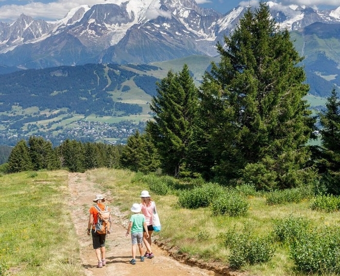 Enfants à la rencontre des marmottes à Megève