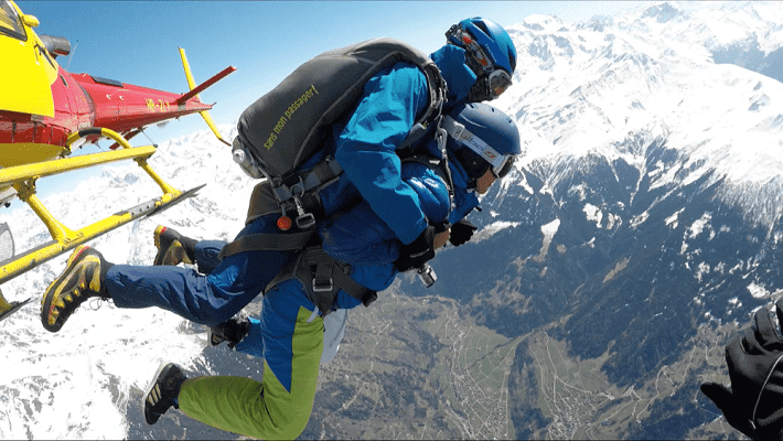 Saut en parachute dans les Alpes
