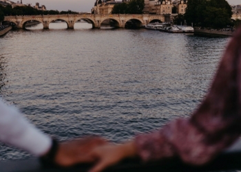 Couple à Paris pendant la Saint-Valentin