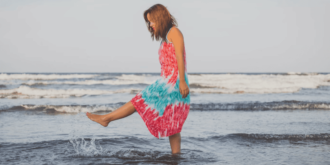 Jeune femme qui utilise un VPN pour payer moins cher ses vacances