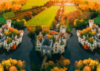 le féerique Château de la Mothe Chandeniers sauvé par 20 000 personnes