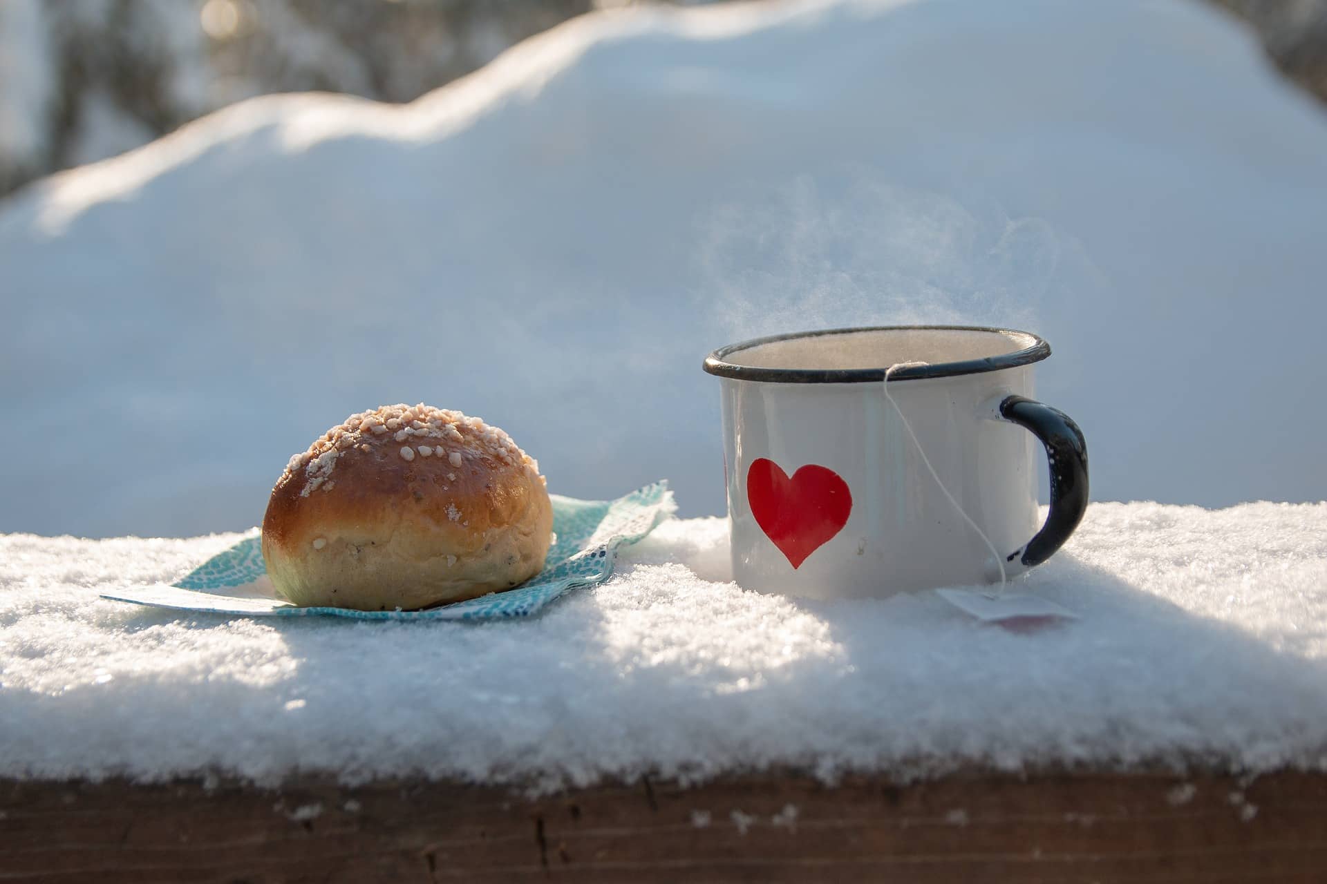 Nourriture oubliée sur un balcon en hiver