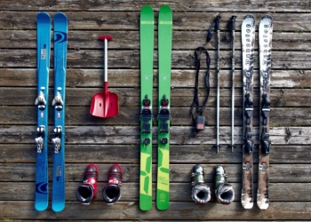 Paires de skis et objets de vacances