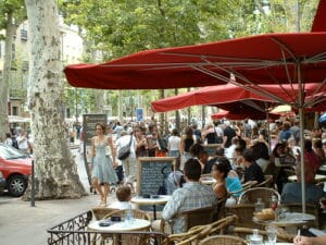 Terrasse d'un restaurant.  Cours Mirabeau.