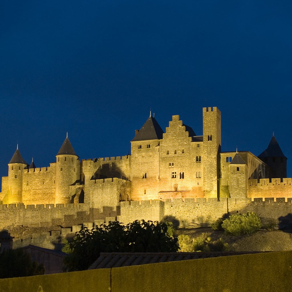 Carcassonne. Cité médiévale de nuit. Photo Visualhunt.