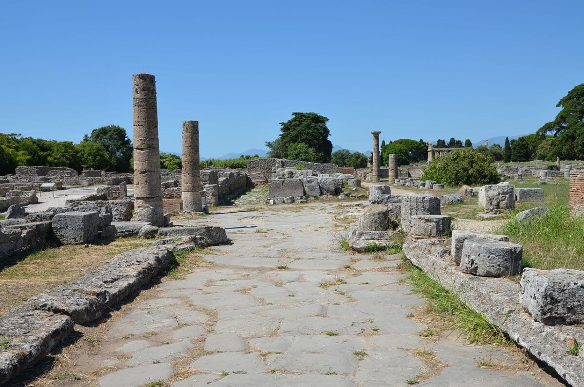 Rue pavée de Paestum. Photo Wikimedia Commons.