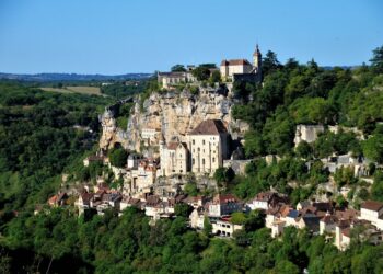 village perché sur les collines