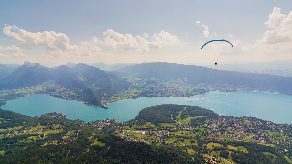 Le lac d’Annecy en mode doux : découverte des innovations pour cet été