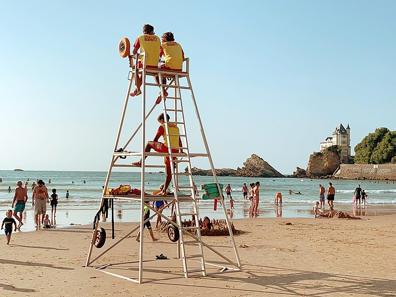 sauveteurs surveillent la plage