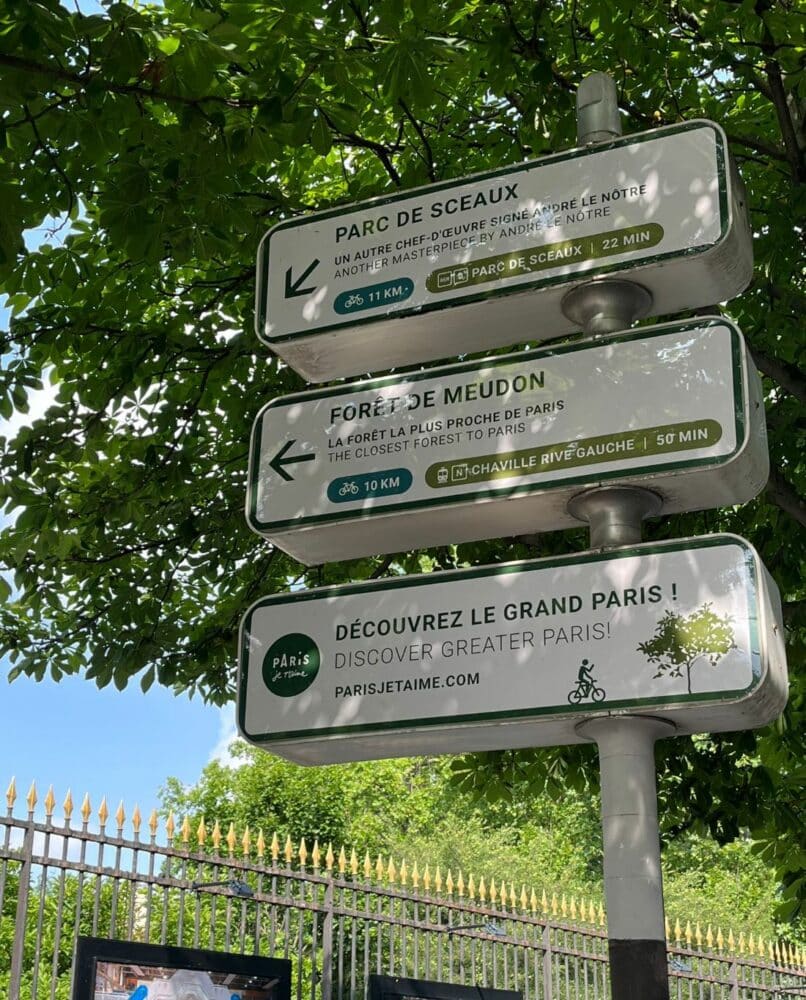 Nouveaux panneaux de signalisation à Paris