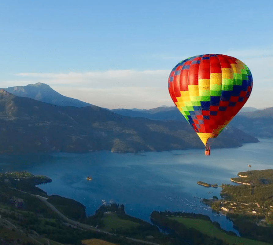 Montgolfière au Lac de Serre-Ponçon en Hautes-Alpes