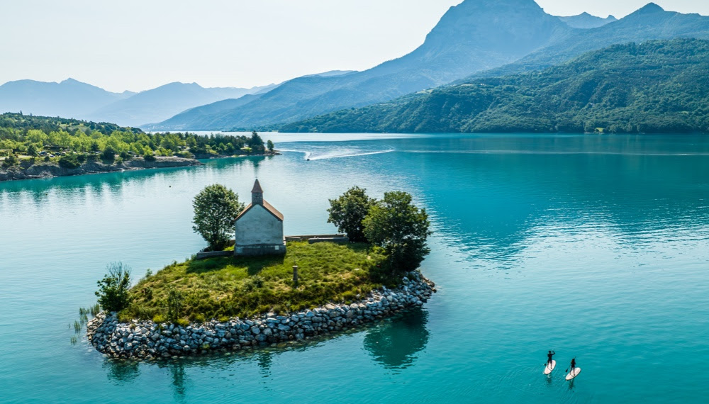 Lac de Serre-Ponçon en Hautes-Alpes