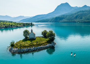 Lac de Serre-Ponçon en Hautes-Alpes