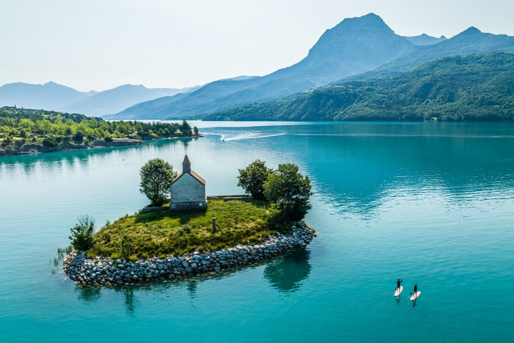 Lac de Serre-Ponçon en Hautes-Alpes