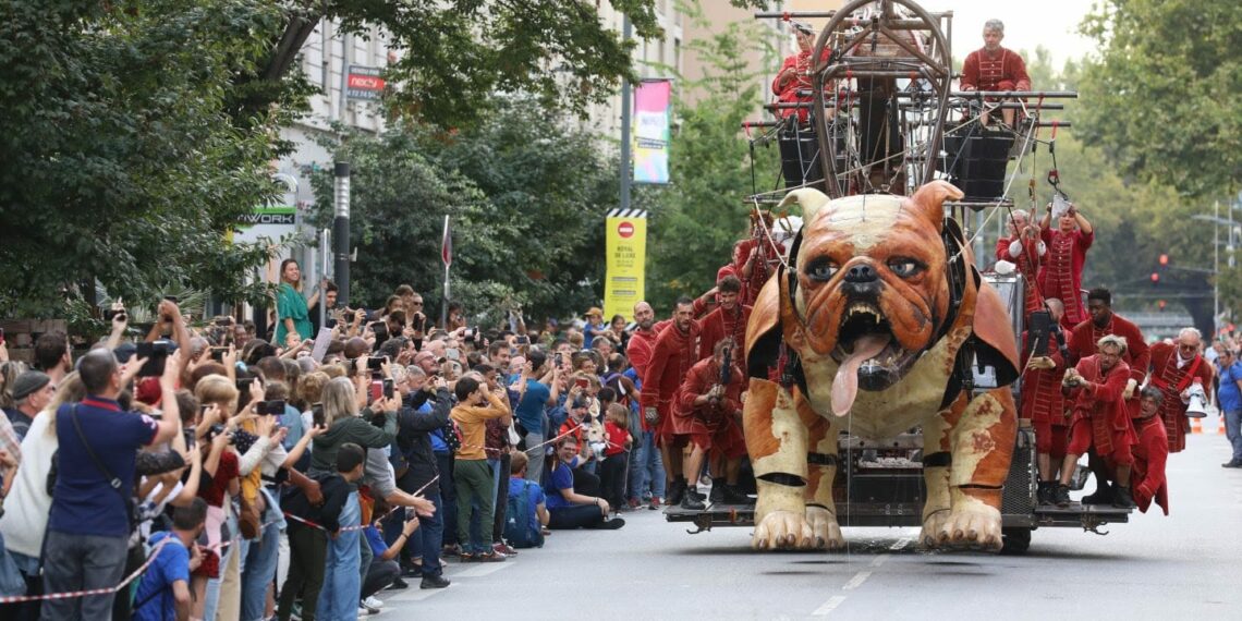 Géants de la compagnie française de théâtre de rue Royal de Luxe