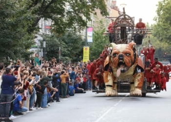 Géants de la compagnie française de théâtre de rue Royal de Luxe