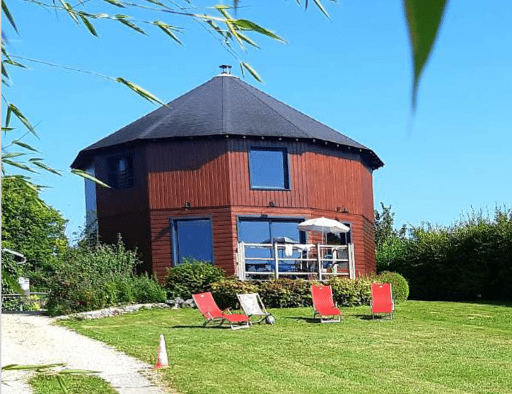 La maison ronde est ses cahutes à Monthoiron dans la Vienne