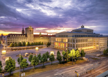 Auf dem Augustusplatz in Leipzig versammeln sich auf rund 40.000 Quadratmetern Bauwerke aus verschiedenen Jahrzehnten des 20. Jahrhunderts.
