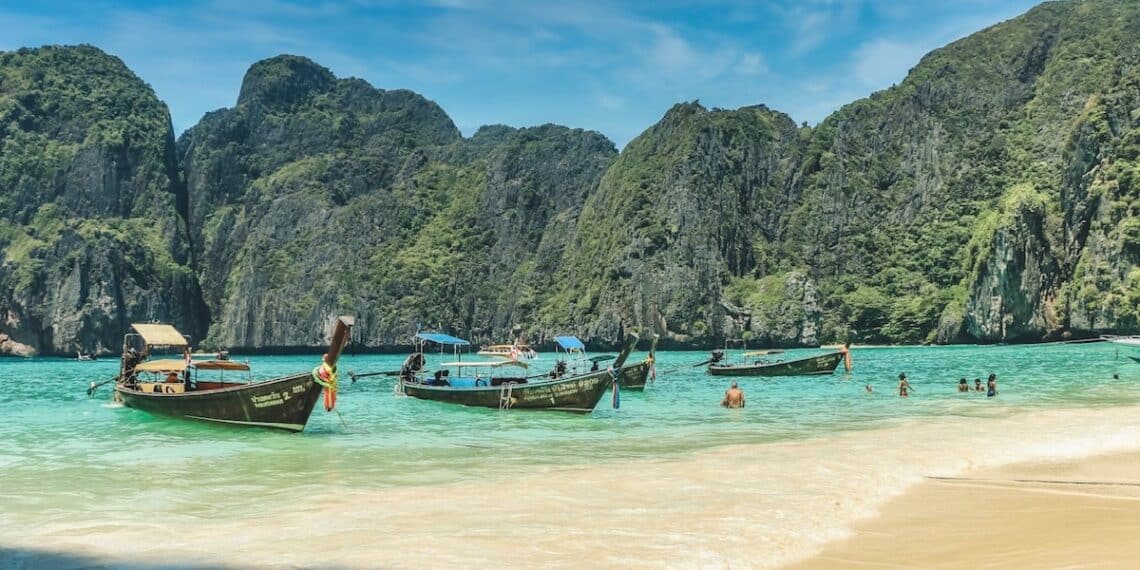 unsplash personnes-en-bateau-sur-la-plage-pendant-la-journee-