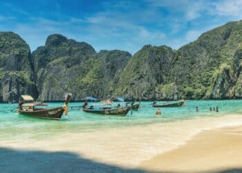 unsplash personnes-en-bateau-sur-la-plage-pendant-la-journee-