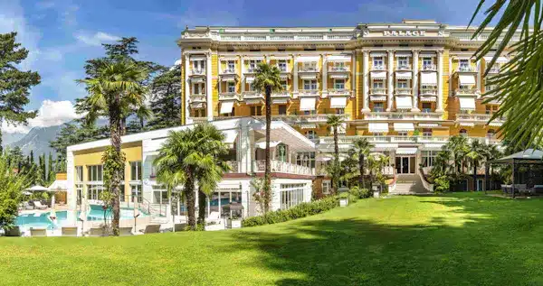 Palace Merano, vue parc et piscine extérieure. © Palace Merano