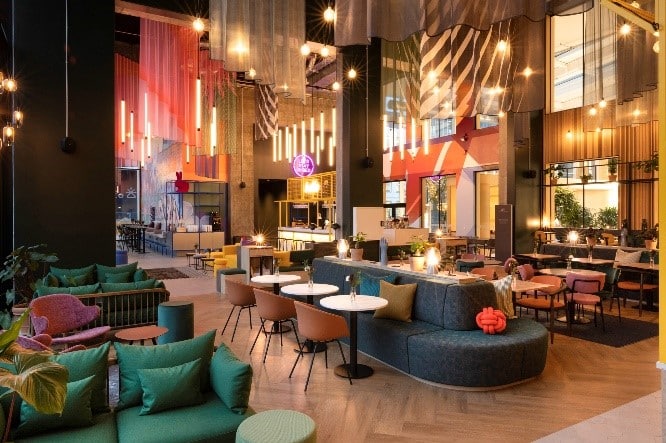 Droite : ibis Styles Copenhagen Orestad, Danemark