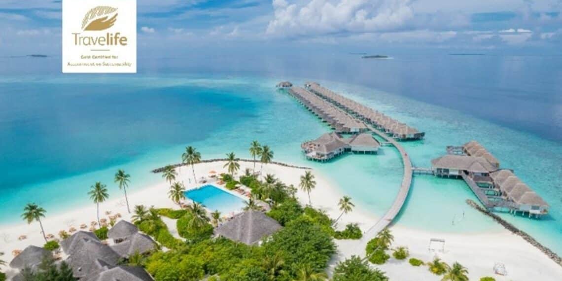 resort Maldives plage de sable blanc pilotis