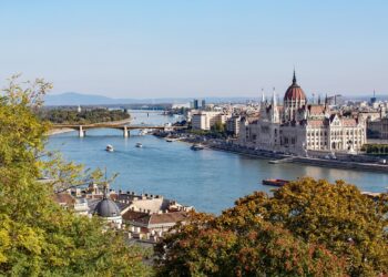 VILLE HONGRIE FLEUVE PONT