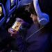 voyageur dans un avion la nuit regardant son smartphone
