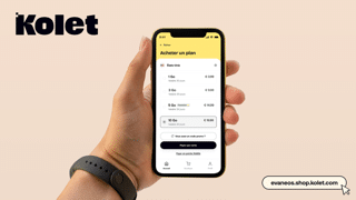 smartphone dans la main en gros plan sur appli