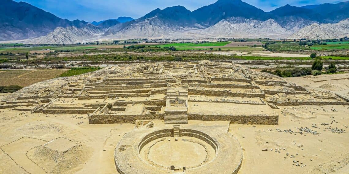 Bâtiment pyramidal majeur de la ville sacrée de Caral. © Mallku Producciones / PROMPERÚ