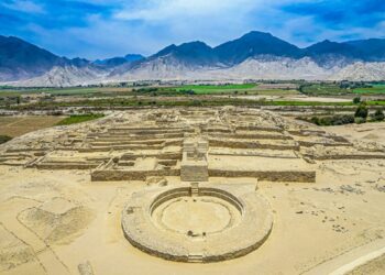 Bâtiment pyramidal majeur de la ville sacrée de Caral. © Mallku Producciones / PROMPERÚ