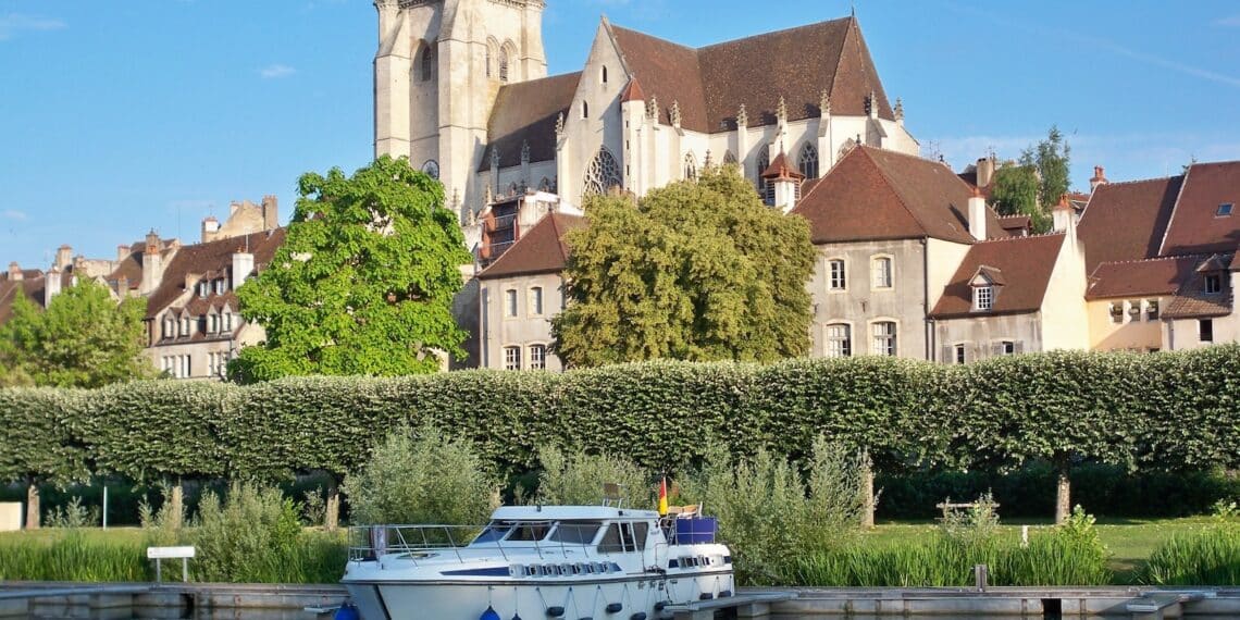péniche fleuve église