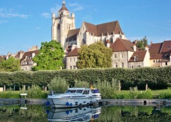 péniche fleuve église
