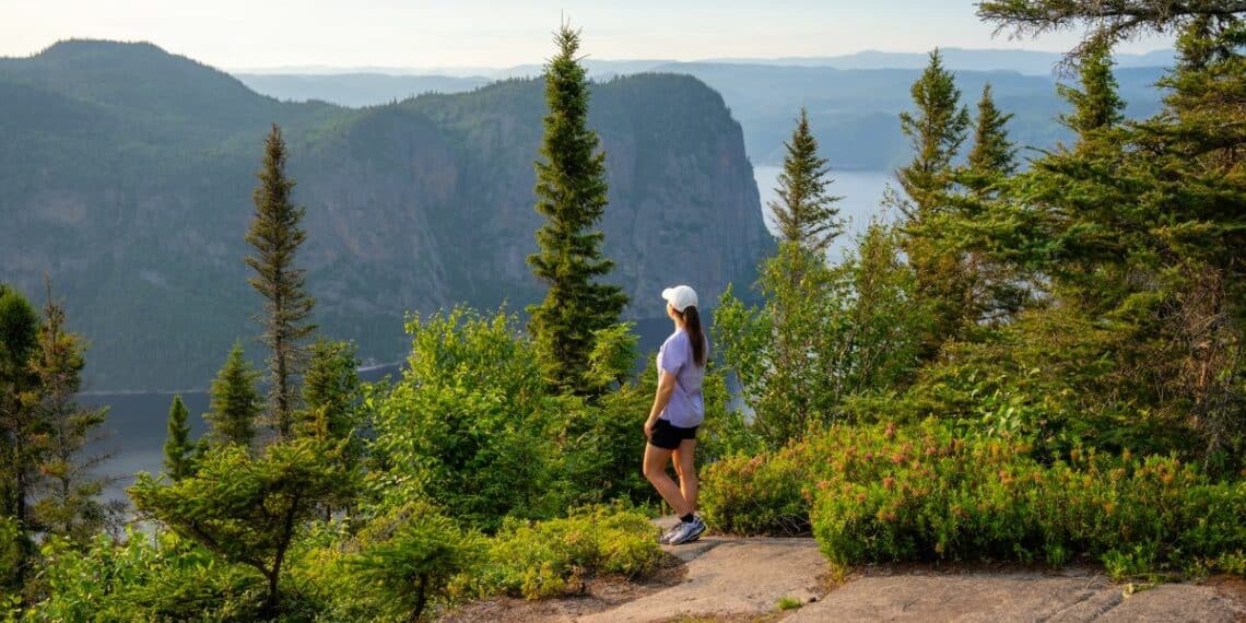 forêts randonneuse montagne lac
