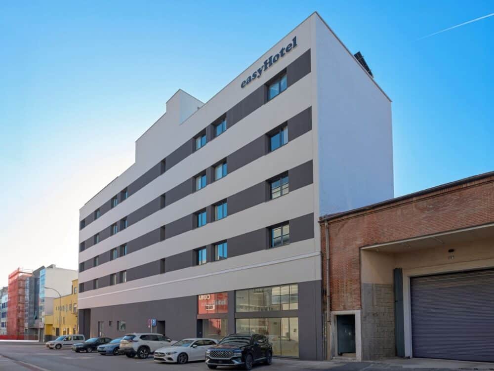 EASY HOTEL 