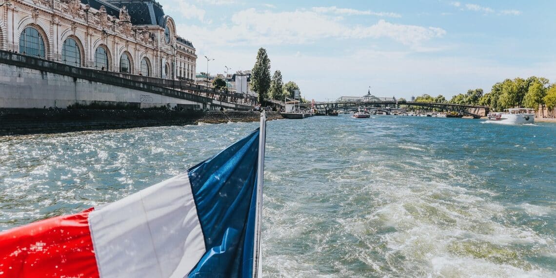 EXPLORE PARIS